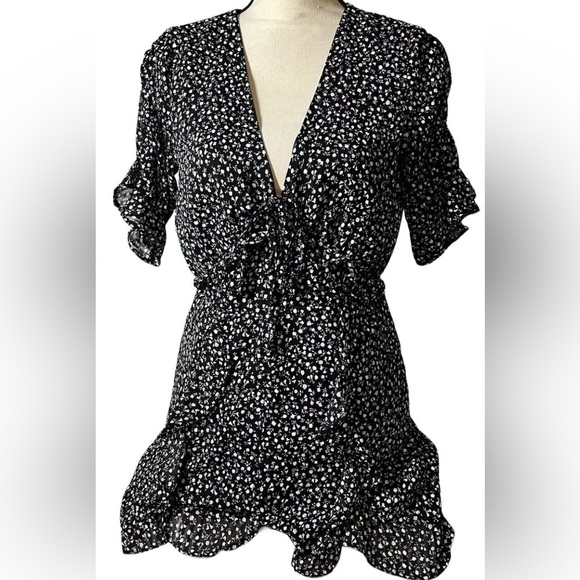 Storia New Black and White Floral Ruffled Romper Jumpsuit Women’s Large - Picture 2 of 16